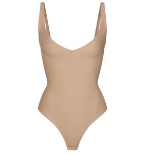 SKIMS BODY CORE SCULPT PLUNGE THONG
BODYSUIT (Clay XS)